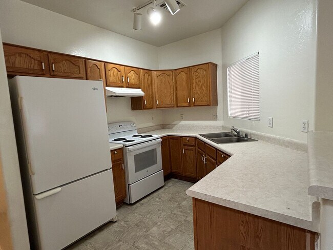 Foto del edificio - 3 Bedroom 2 1/2 Bathroom Freshly painted & carpet, Close to Grand Canyon University