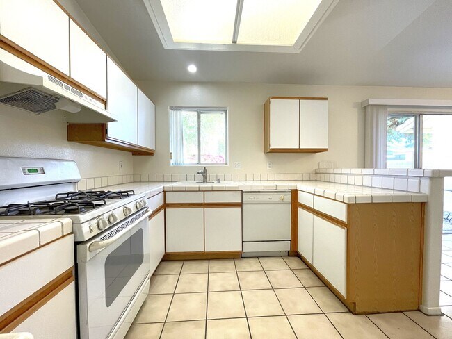 Building Photo - AVAILABLE NOW! 3 Bed 2 Bath Home in Palm D...