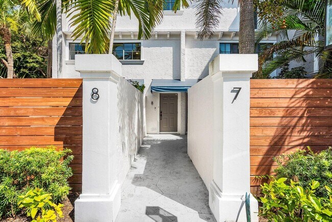 Building Photo - 801 Palm Trail