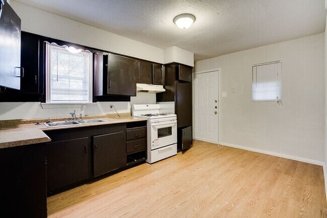 Building Photo - *1 Month Free Rent w/ 24month lease. Good ...