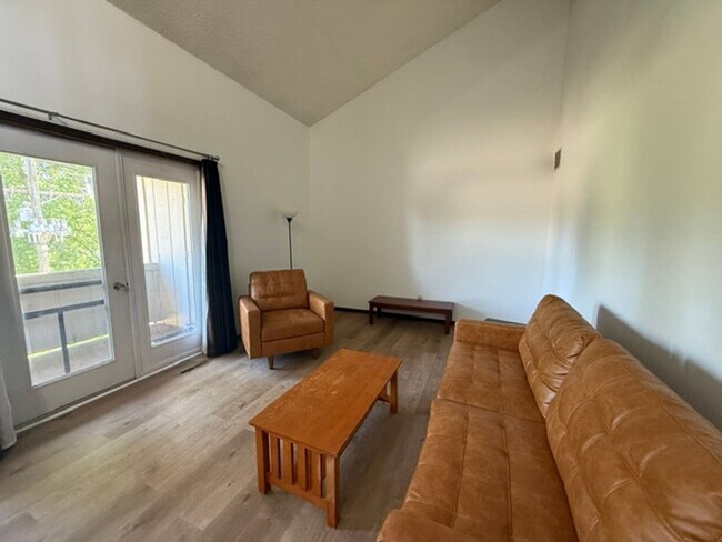 Foto del edificio - Stylish Loft-Style 2 Bedroom Apartment with Private Balcony