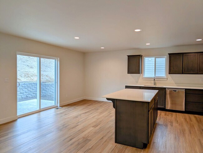 Foto del edificio - **New Construction** FOUR Bedroom House for Rent in Eastmont School District!