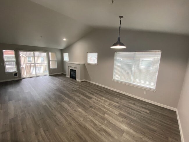 Building Photo - 2 Bedroom with a Den, 1-car oversized detached garage, DuPont Condo