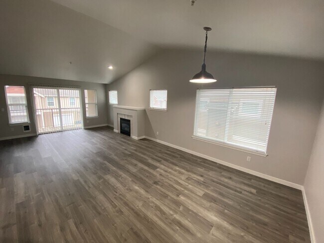 Foto del edificio - 2 Bedroom with a Den, 1-car oversized detached garage, DuPont Condo