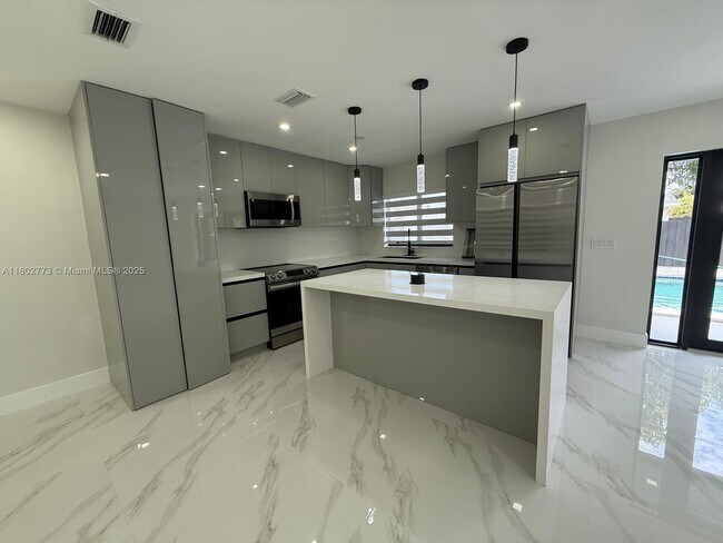 Building Photo - 15711 SW 106th Ave