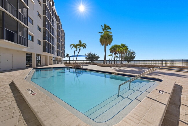 Building Photo - Gulf Front Condo in Fort Myers Beach!