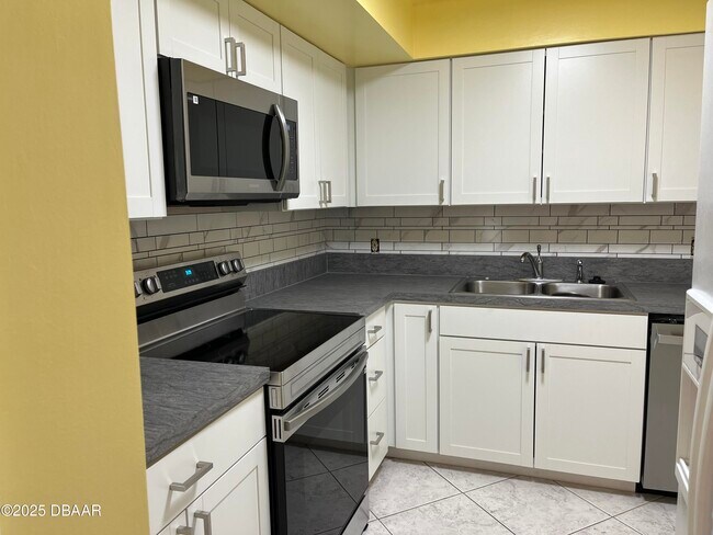 Building Photo - 1224 S Peninsula Dr