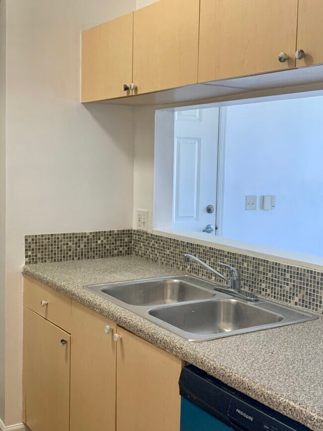 Foto del edificio - 1235 Reserve Way