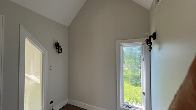 Building Photo - 1 Greenbriar Ln