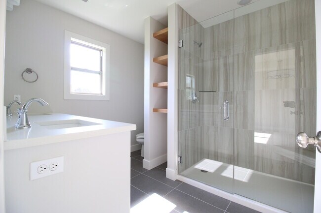 Foto del edificio - 5300 Harbor Town Dr
