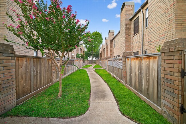 Building Photo - 9850 Pagewood Ln