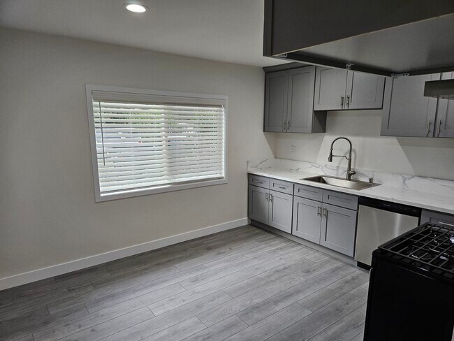 Foto del edificio - 3440 E 67th St