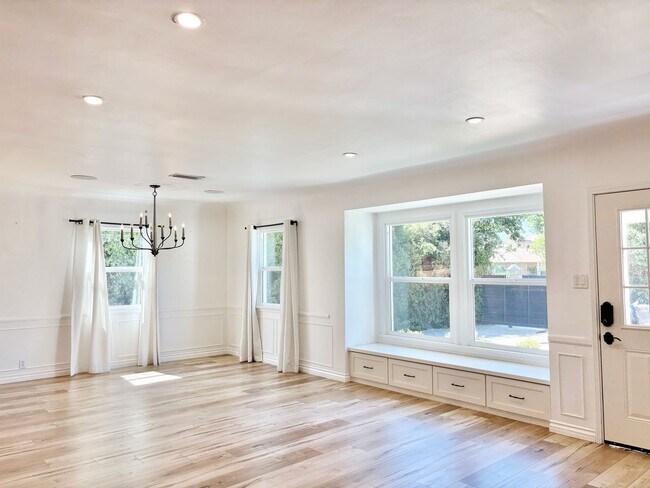 Foto del edificio - Bright and Spacious 3 Bed/ 2 Bath Private Home with Gated Parking, Hedged Yards, in unit Laundry,...