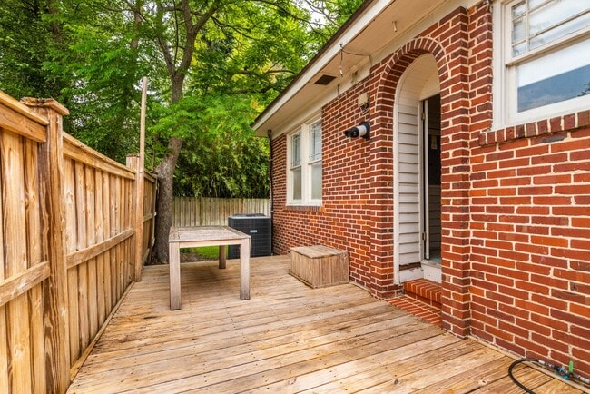 Building Photo - Adorable Avondale Home!