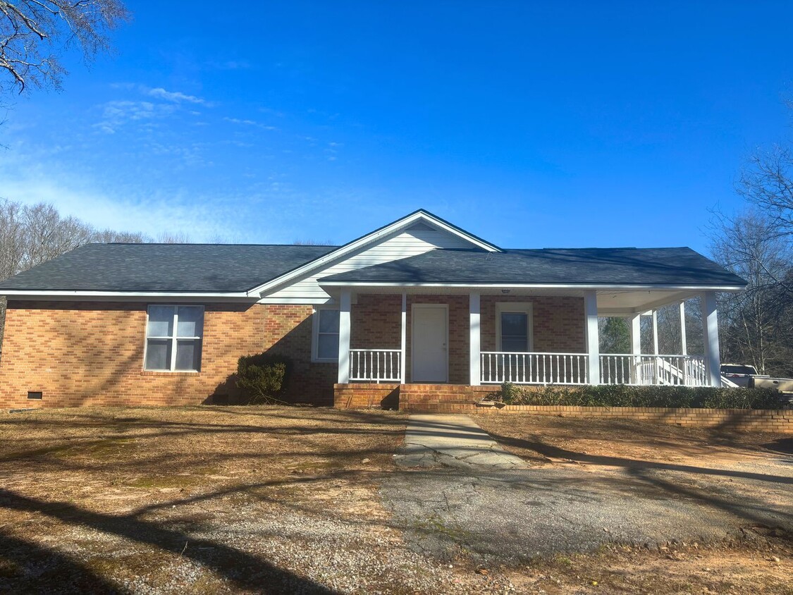 Foto principal - 3BR/3BA Brick Farmhouse on 4.4 Acres – Pic...