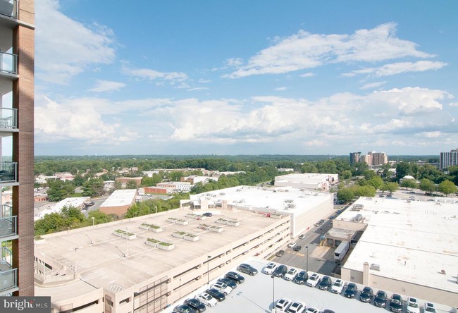 Building Photo - 5750 Bou Ave