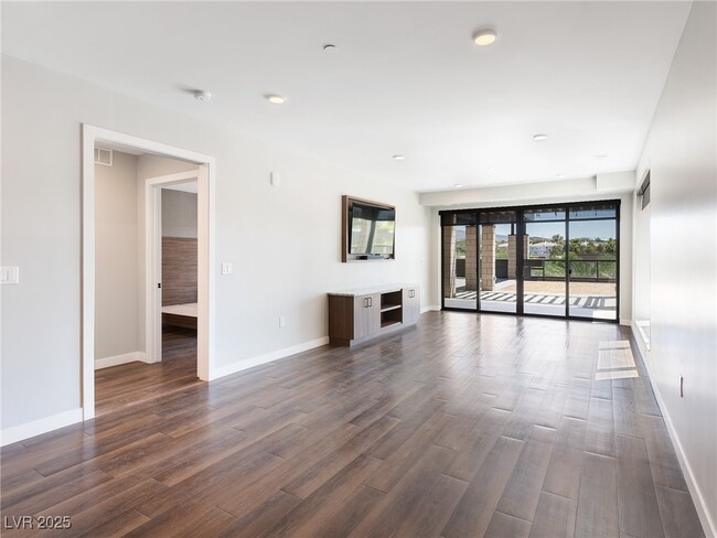 Foto del edificio - 2460 E Serene Ave
