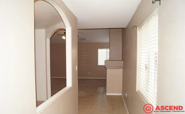 Foto del edificio - Spacious 4 Bedroom / 2 Bath Home – Fully Equipped Kitchen | Bakersfield, CA 93312