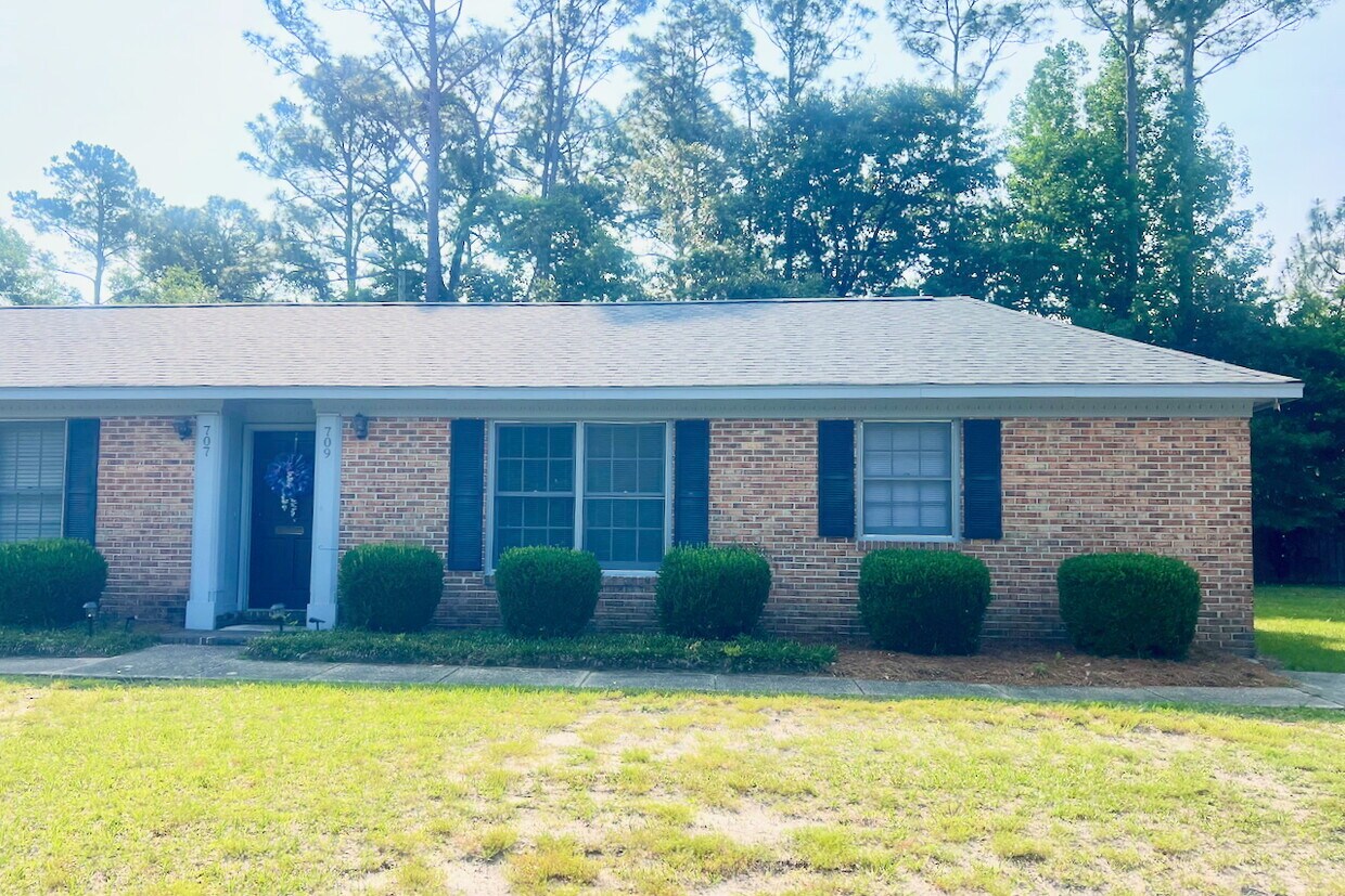 Foto principal - 709 Montclair Dr
