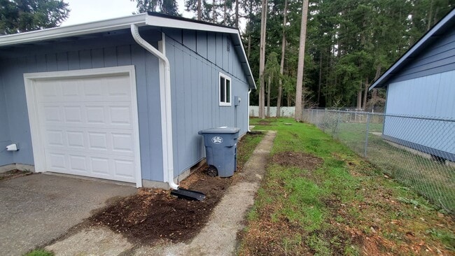 Building Photo - JUST REMODELED!! EVERYTHING BRAND NEW INSIDE THIS 3 BEDROOM, 1 BATH!!