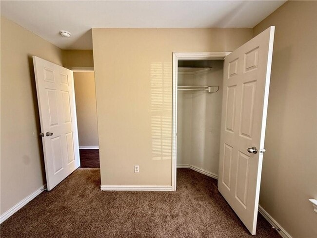 Foto del edificio - 300-300 Graystone Cir