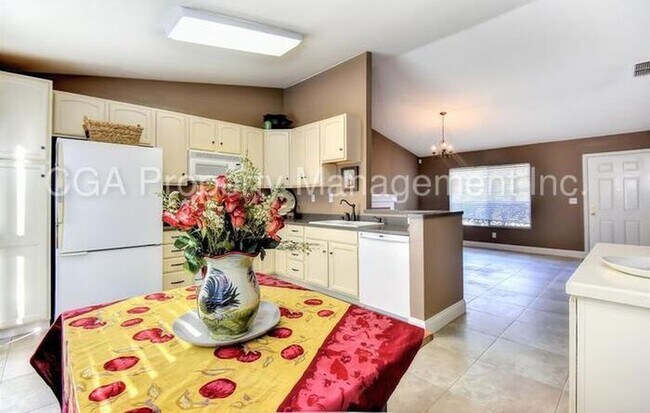 Building Photo - Beautiful 3 Bedroom 2 Bathroom Home in Ros...
