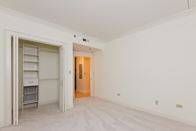 Building Photo - Spacious 1 Bed, 1 bath unit featuring a pr...