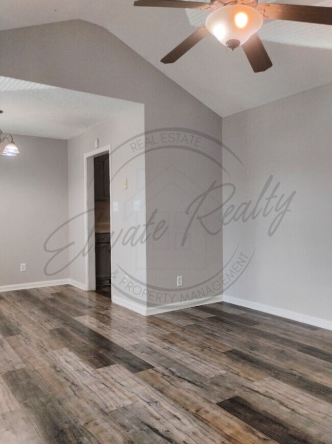 Foto del edificio - ON SPECIAL! Charming 3 Bedroom Ranch in Cl...