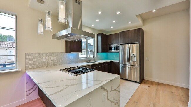 Foto del edificio - 7912 Blackburn Ave