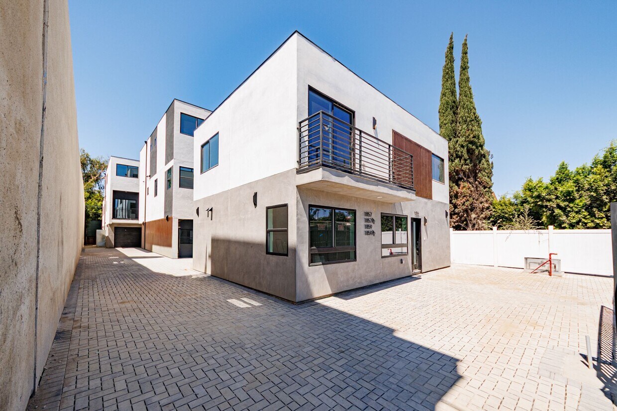 Foto principal - Sleek 4 Bed, 3 Bath | Large Island, W/D, M...