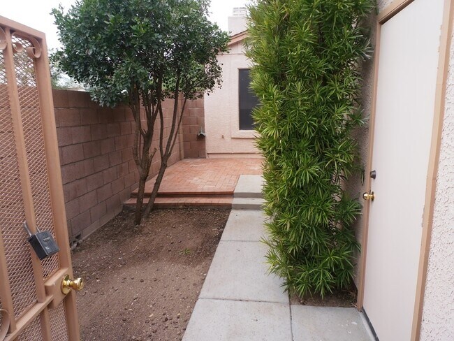 Building Photo - Silverbell & Grant Road area - 2/2 in a ga...
