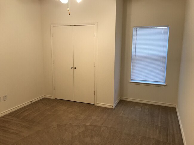 Foto del edificio - Duplex *LEASING SPECIAL AVAILABLE*