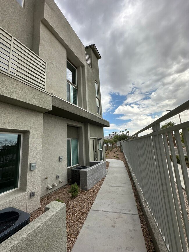 Foto del edificio - Experience Modern Elegance in this Summerlin Townhouse