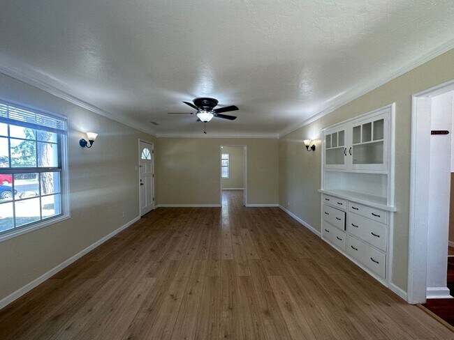 Building Photo - 302 Covena Ave