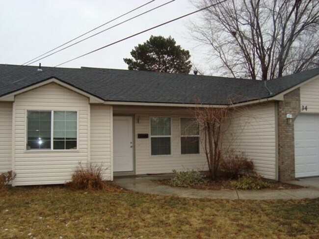 Foto del edificio - Cute Split Bedroom Floor Plan Tucked Away for Added Privacy!