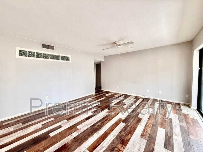 Building Photo - 2800 Cove Cay Dr