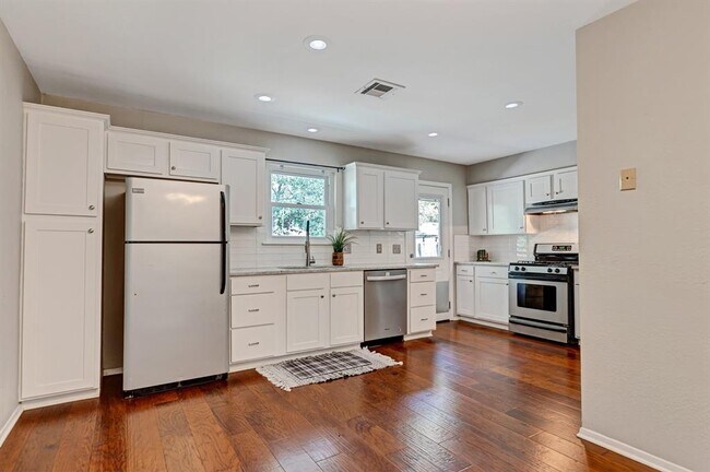 Foto del edificio - 7402 Bucknell Dr