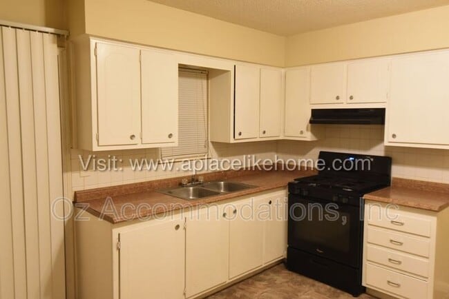 Building Photo - 318 S 73 Dr