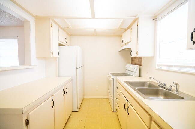 Building Photo - Beautiful 3 Bed 1 Bath Home in NW OKC!