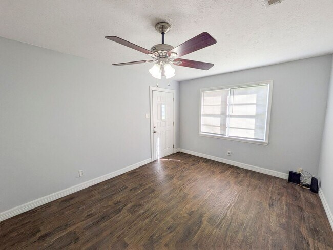Building Photo - 5150 Parkview Dr