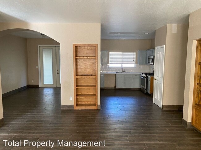 Building Photo - 3 br, 2 bath House - 2104 S. Columbus Ct.