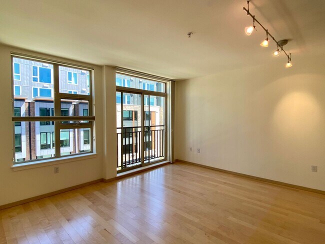 Building Photo - Studio Ready For Move In! Parking Included!