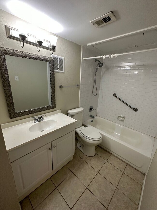 Building Photo - 1BD/1BA Townhouse located on the Germantow...