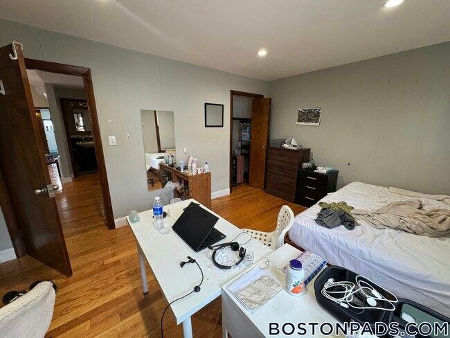 Building Photo - 230 Brookline St