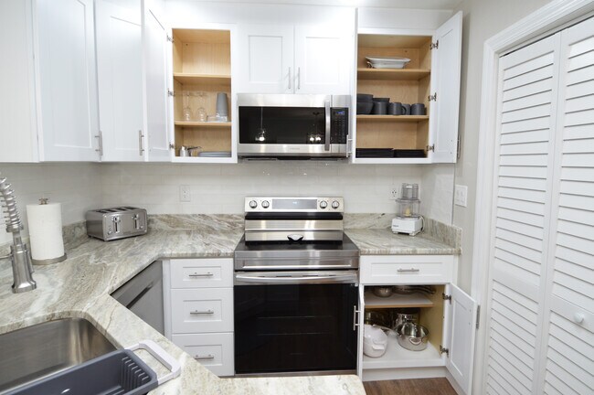 Foto del edificio - 8613 Mallard Reserve Dr