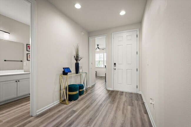 Foto del edificio - 4 Bedrooms | 2 Bathrooms | Screened Patio ...