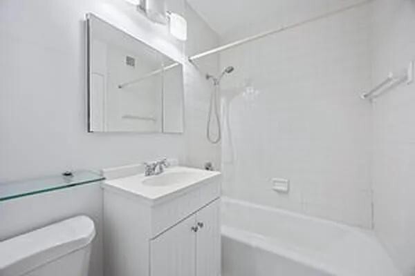 Foto del edificio - 347 W 57th St