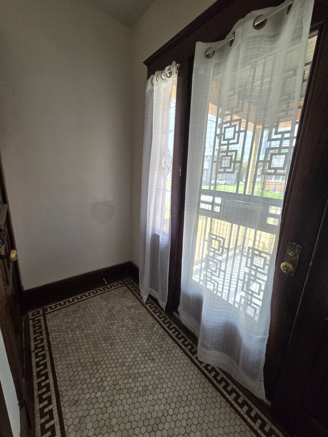 front foyer entrance - 263 E Delavan Ave