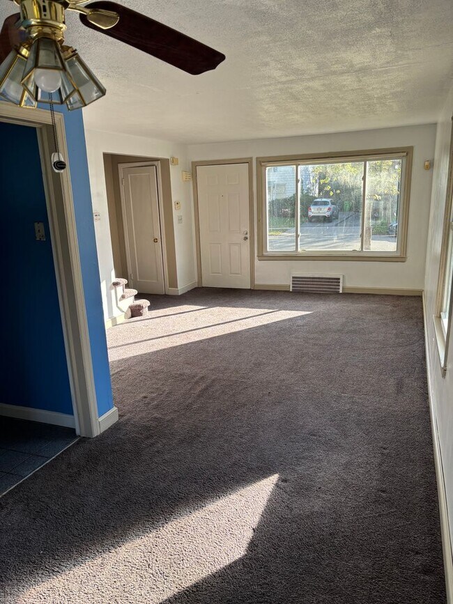 Building Photo - Euclid 1/2 Duplex
