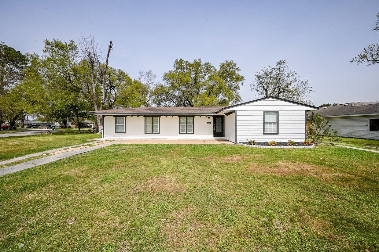 Primary Photo - 7471 Lakehurst Dr